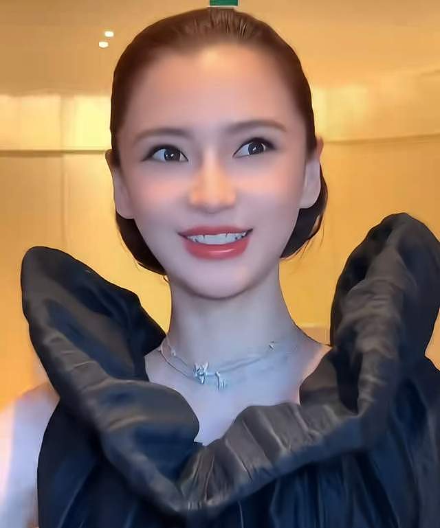 巴黎秀场两大神颜女星怼脸拍！热巴睫毛飞了，baby鼻梁位置好奇怪（组图） - 2