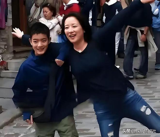 她是国家一级女演员，多次给坐轮椅丈夫戴绿帽，如今儿子也是演员（组图） - 14