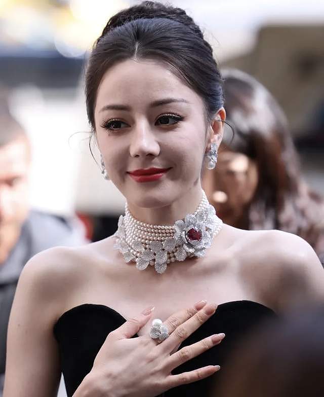 巴黎秀场两大神颜女星怼脸拍！热巴睫毛飞了，baby鼻梁位置好奇怪（组图） - 6