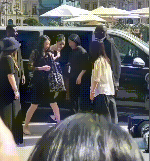 巴黎秀场两大神颜女星怼脸拍！热巴睫毛飞了，baby鼻梁位置好奇怪（组图） - 19