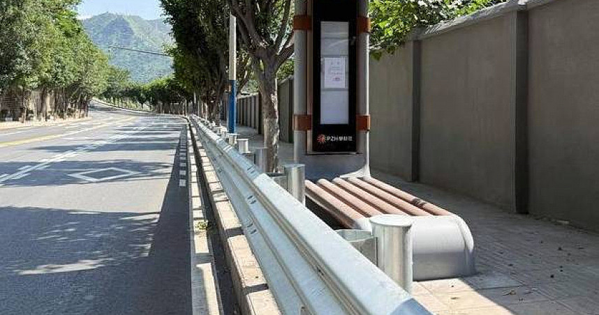 上下公车要跨栏？四川公车站奇葩设计被骂翻，客运公司回应了（图） - 1
