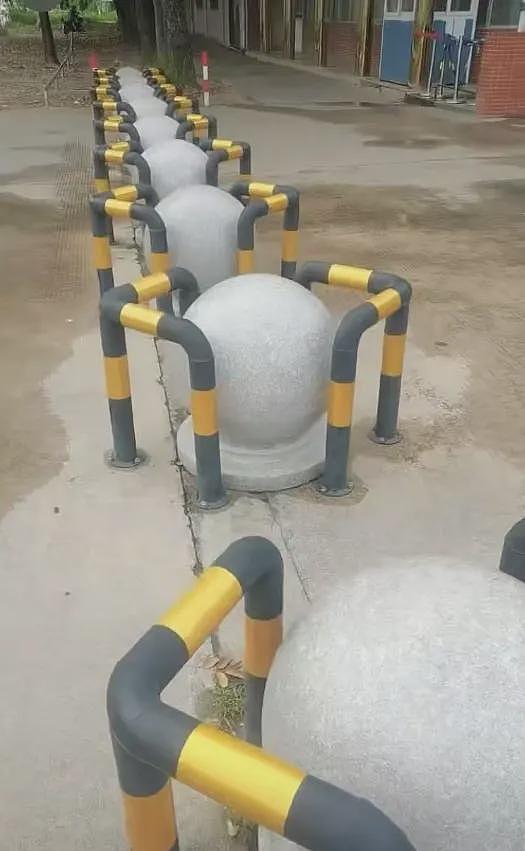 校门外石墩圆球个个加设钢管护栏，是否多此一举？涉事学校这样回应（组图） - 2