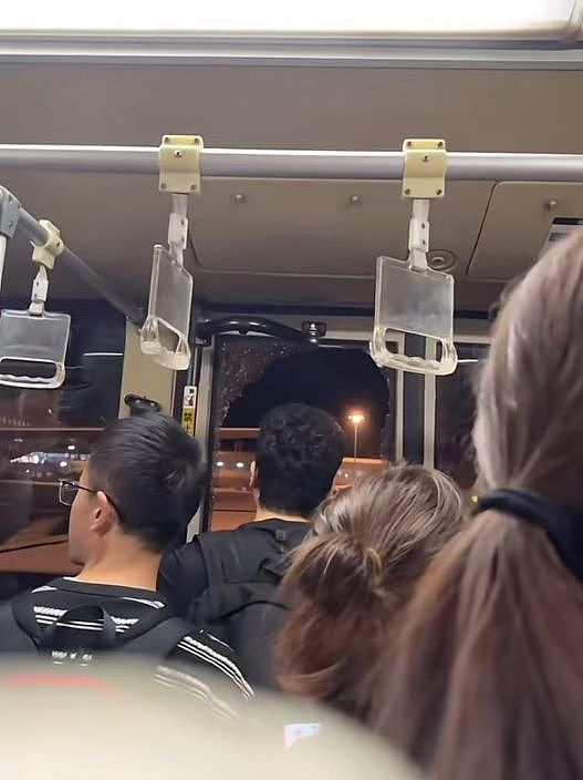 西宁机场乘客被困摆渡车晕倒，有人紧急砸窗自救！乘客：没开空调，司机也不搭理我们（视频/组图） - 4