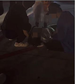 西宁机场乘客被困摆渡车晕倒，有人紧急砸窗自救！乘客：没开空调，司机也不搭理我们（视频/组图） - 2