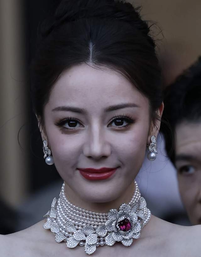 巴黎秀场两大神颜女星怼脸拍！热巴睫毛飞了，baby鼻梁位置好奇怪（组图） - 17
