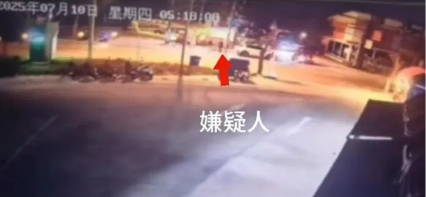 中国游客在泰国被当街掳走 监控曝光:4名壮汉假扮警察,2人持枪将其拖上车(组图) - 2