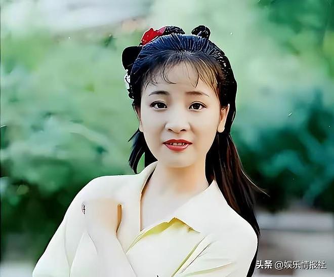 她是国家一级女演员，多次给坐轮椅丈夫戴绿帽，如今儿子也是演员（组图） - 17