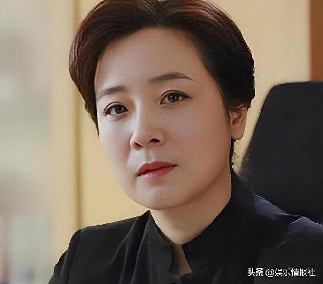 她是国家一级女演员，多次给坐轮椅丈夫戴绿帽，如今儿子也是演员（组图） - 1