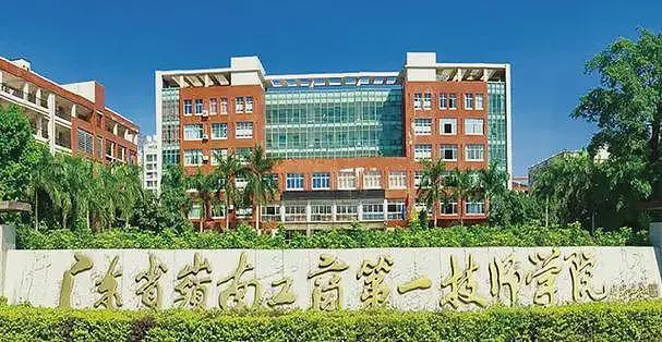 校门外石墩圆球个个加设钢管护栏，是否多此一举？涉事学校这样回应（组图） - 3