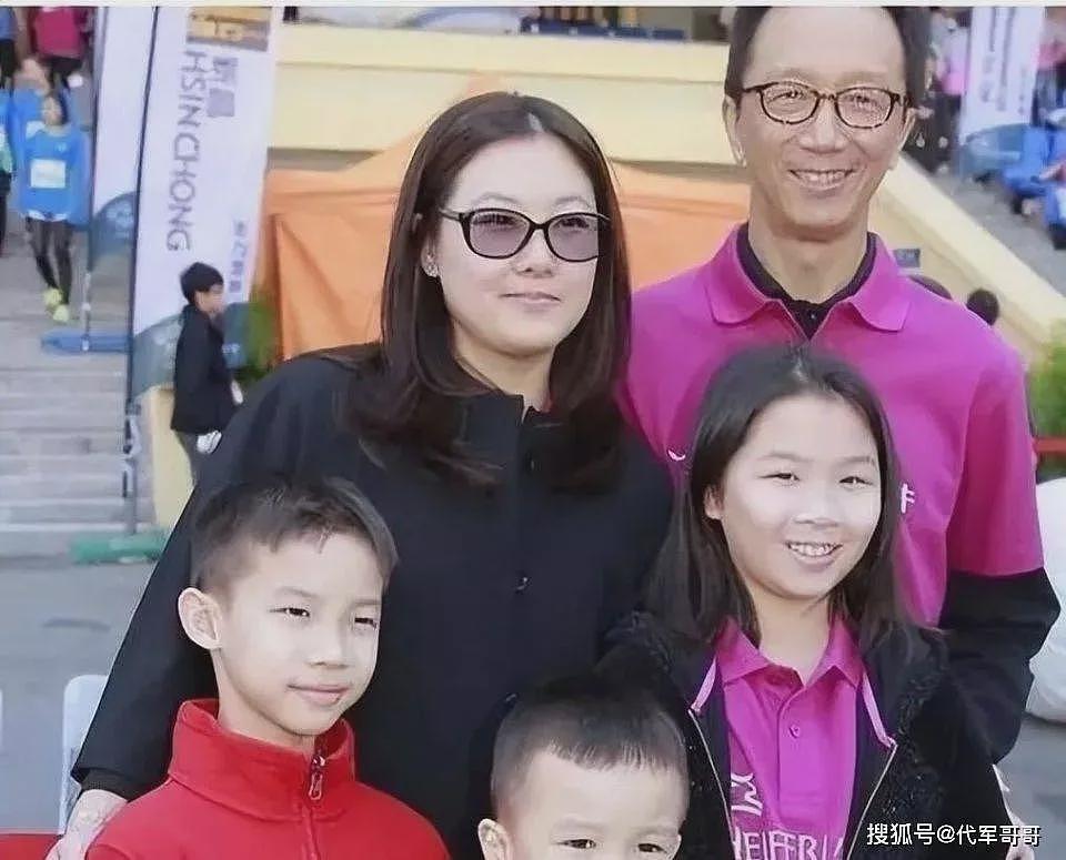 47岁伏明霞依然娇艳,73岁梁锦松开始衰老(组图) - 2