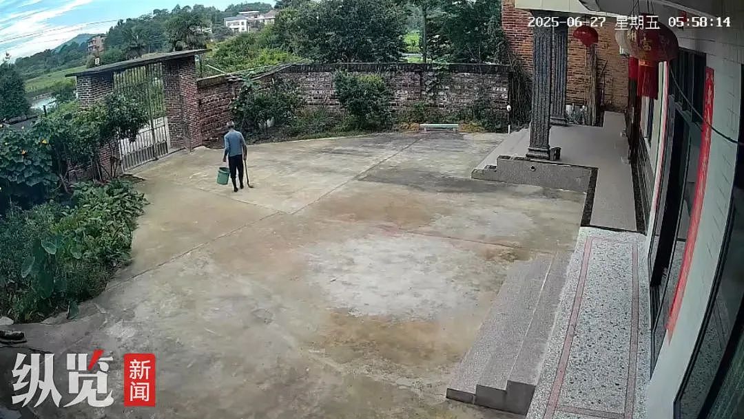 监控拍下老人离世前后让人泪目，早上提农具出门干活，6小时后院里搭起白事帐篷（视频/组图） - 1
