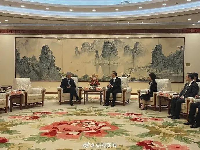 黄仁勋又来中国了！大热天穿皮夹克与雷军合影，身家已破万亿元（组图） - 3