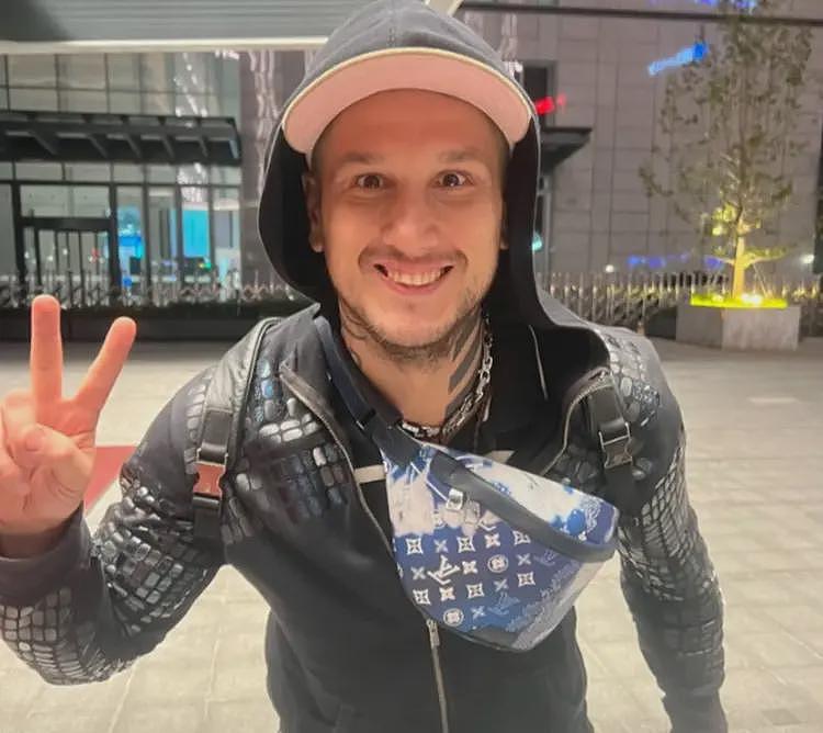 热议！外籍男Zeus发帖辟谣，全网斥责大连工大，欠李欣莳一个道歉（组图） - 2