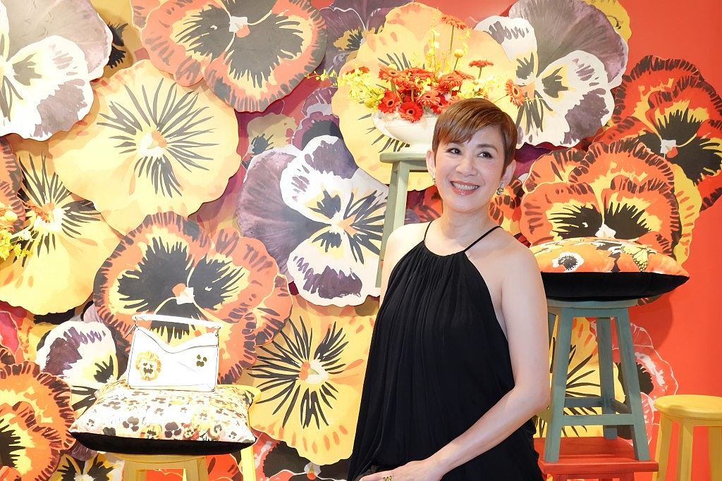 吴君如“嫁女”冬婶与吴君祥齐到贺，新娘子满身金器获Edan送情歌（组图） - 2