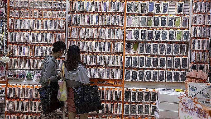 浙江市监局爆部分廉价手机壳铅含量超标，小作坊为降成本掺废塑料（组图） - 1
