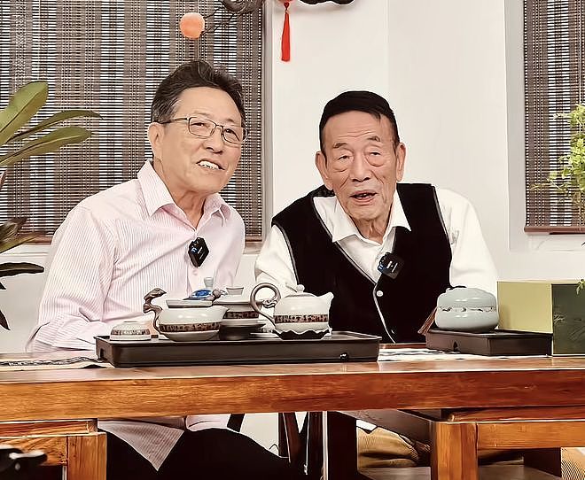 杨少华骨灰正式下葬!与妻子合葬,杨议打伞惹争议,刺青男再现身(组图) - 13