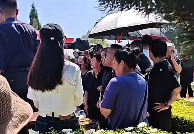 杨少华骨灰正式下葬!与妻子合葬,杨议打伞惹争议,刺青男再现身(组图) - 9