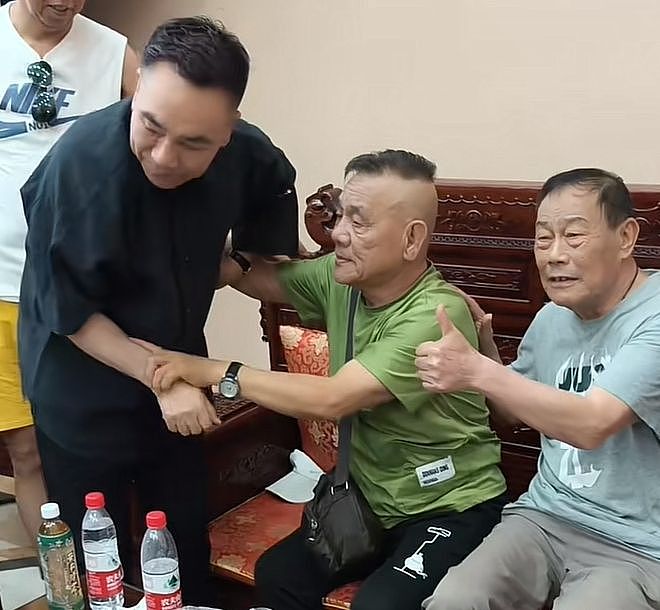 杨少华骨灰正式下葬!与妻子合葬,杨议打伞惹争议,刺青男再现身(组图) - 5