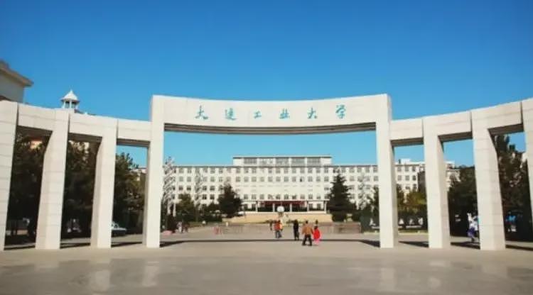 热议！外籍男Zeus发帖辟谣，全网斥责大连工大，欠李欣莳一个道歉（组图） - 8