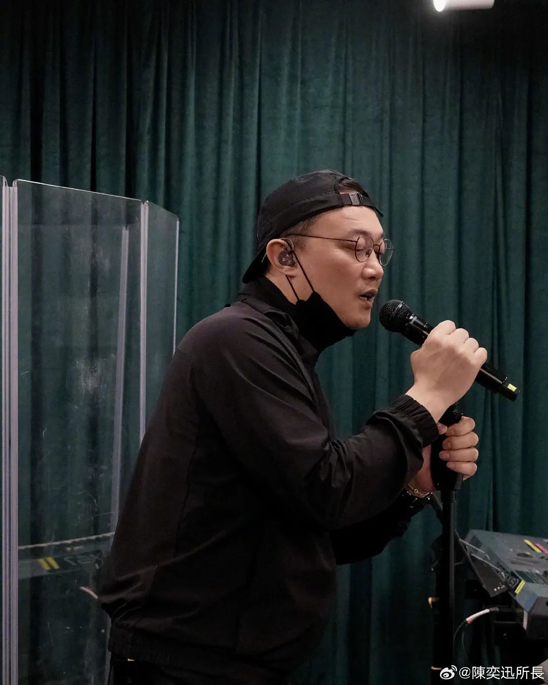 陈奕迅演唱会上突发意外!(组图) - 4