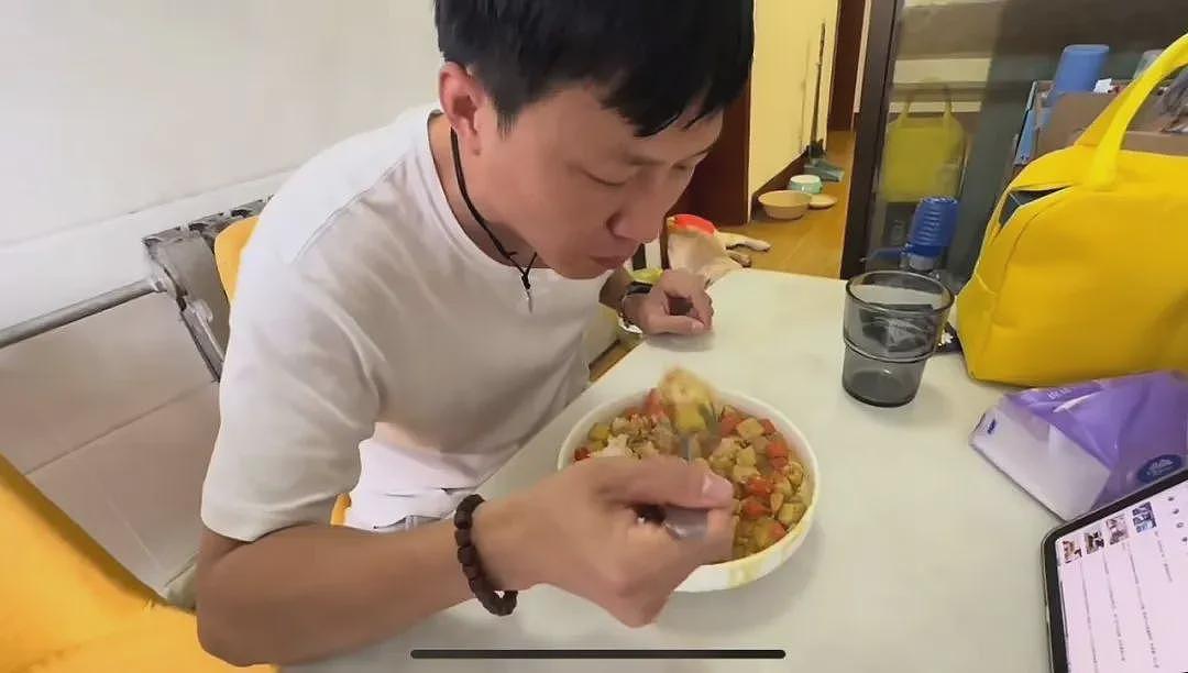 不再租房，中年北漂们，纷纷住进车里（组图） - 1