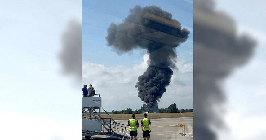 英国绍德森机场小型客机坠毁爆炸，现场火势冲天航班大乱（图） - 1