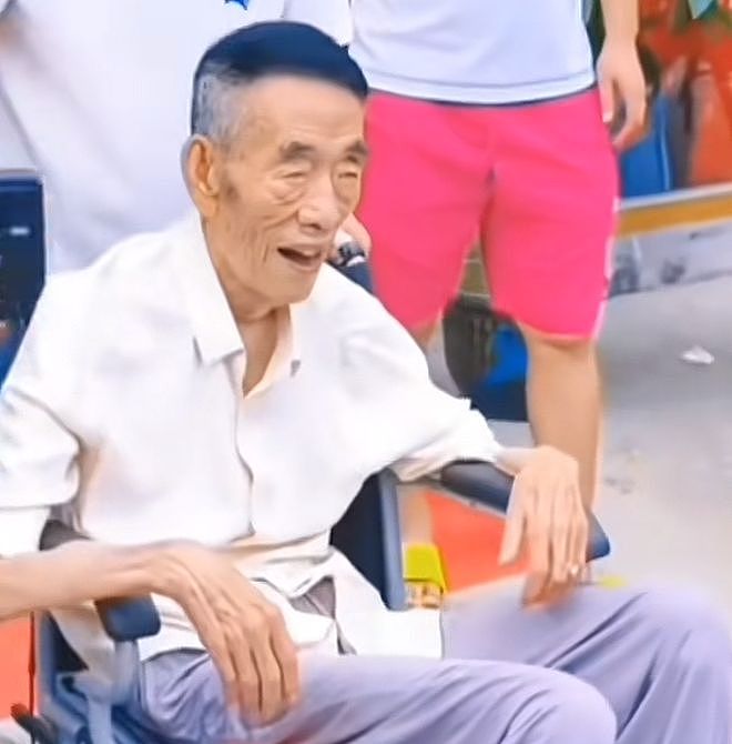杨少华骨灰正式下葬!与妻子合葬,杨议打伞惹争议,刺青男再现身(组图) - 8