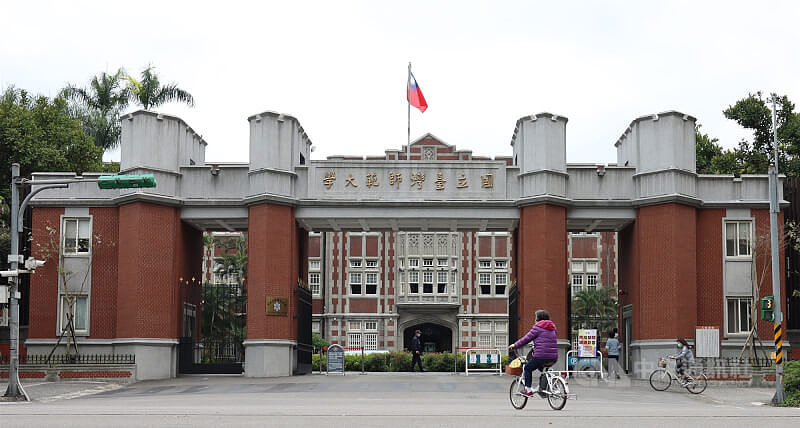 高校女足教练强迫队员抽血换学分，校方回应 （组图） - 1