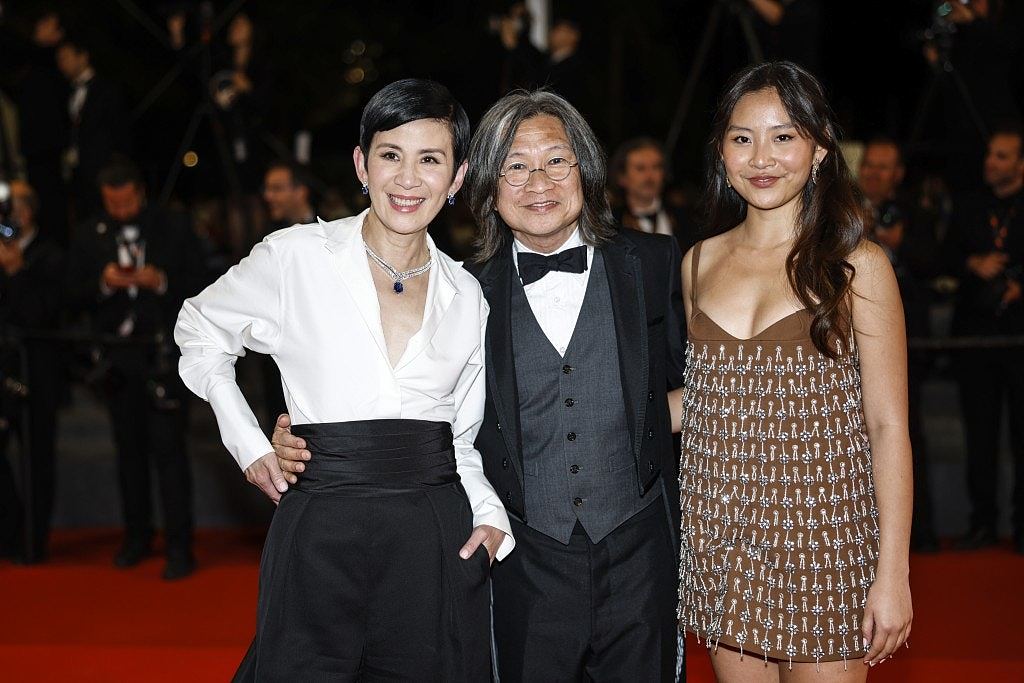 吴君如“嫁女”冬婶与吴君祥齐到贺，新娘子满身金器获Edan送情歌（组图） - 3
