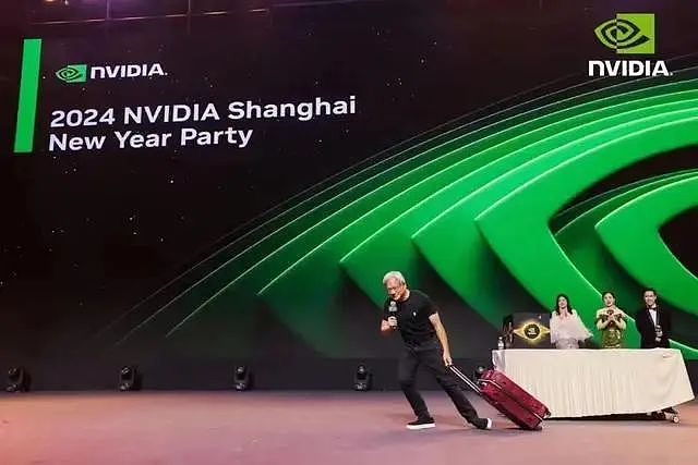 黄仁勋又来中国了！大热天穿皮夹克与雷军合影，身家已破万亿元（组图） - 6