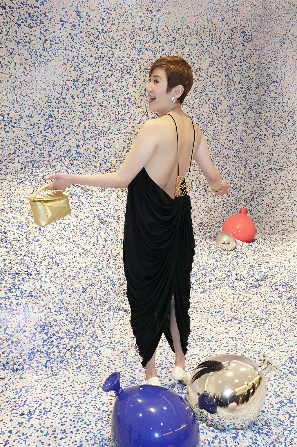 吴君如“嫁女”冬婶与吴君祥齐到贺，新娘子满身金器获Edan送情歌（组图） - 17