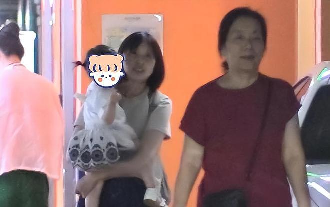 疑王鸥女儿首曝光，传与何九华复合低调登记，男方对外声称没结婚（组图） - 3
