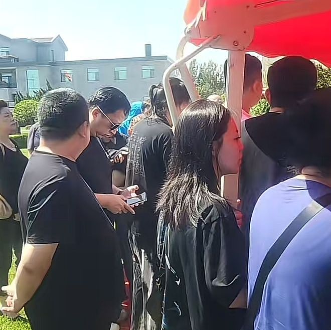 杨少华骨灰正式下葬!与妻子合葬,杨议打伞惹争议,刺青男再现身(组图) - 7