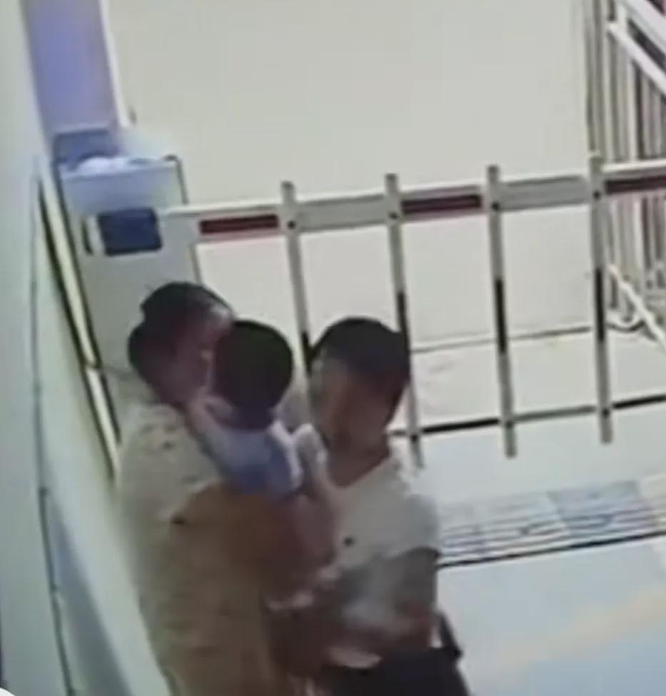 1岁男童突遭女子强搂亲吻，当晚高烧不退、长满红疹！“见面传”严重可致死，妈妈愤怒发声（组图） - 3