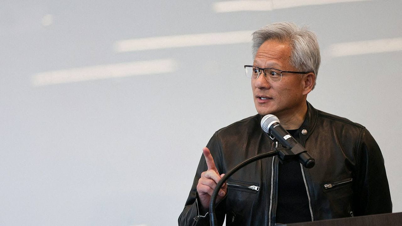 黄仁勋：中国军方不太可能使用英伟达晶片提升能力，美国无需担心（组图） - 2