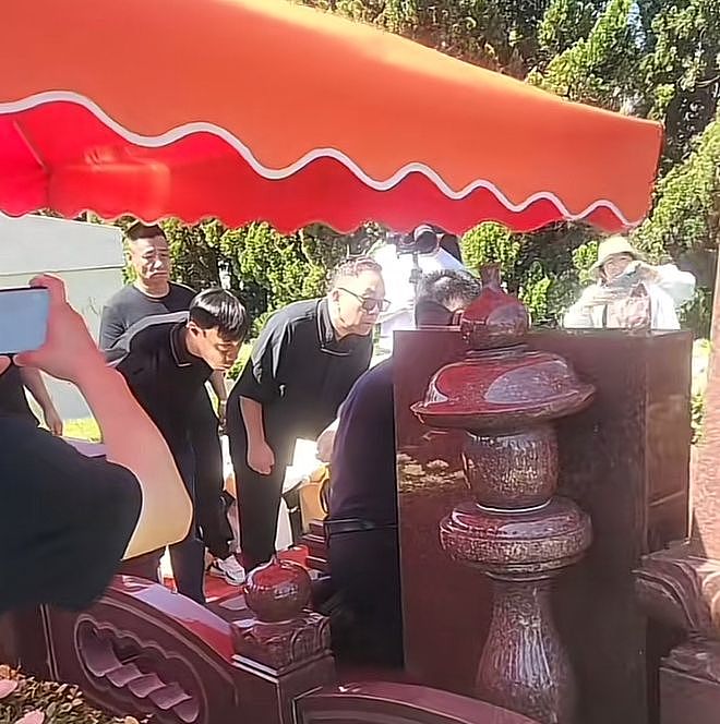 杨少华骨灰正式下葬!与妻子合葬,杨议打伞惹争议,刺青男再现身(组图) - 6