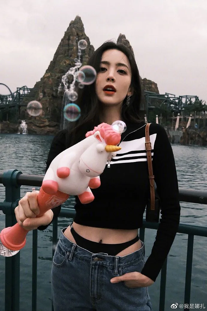 【美女】古力娜扎“丁字裤外露”,展示性感身材!却遭网批:太不雅了(组图) - 2