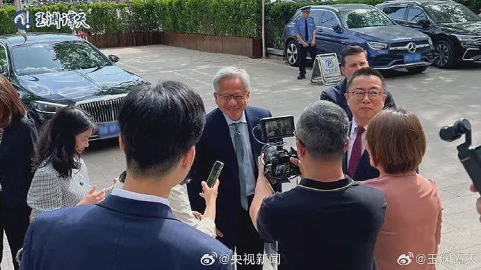 黄仁勋又来中国了！大热天穿皮夹克与雷军合影，身家已破万亿元（组图） - 4