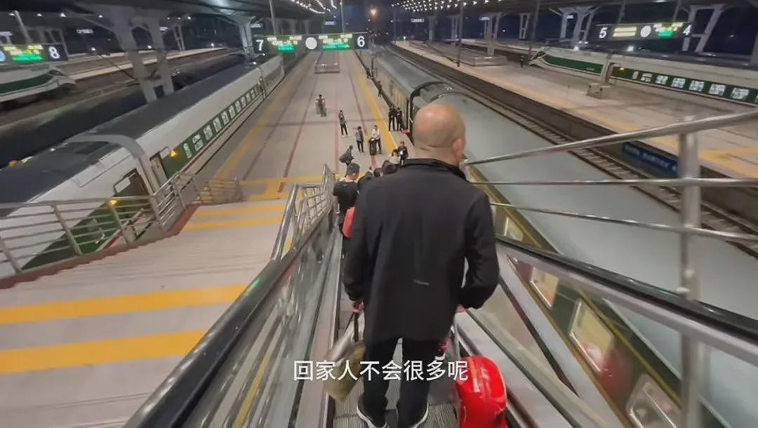 不再租房，中年北漂们，纷纷住进车里（组图） - 4