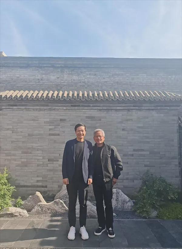 黄仁勋又来中国了！大热天穿皮夹克与雷军合影，身家已破万亿元（组图） - 2