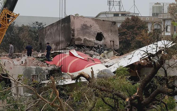 印航空难调查后续：56岁机长成焦点人物，调查人员正审查飞行员的医疗记录（组图） - 1