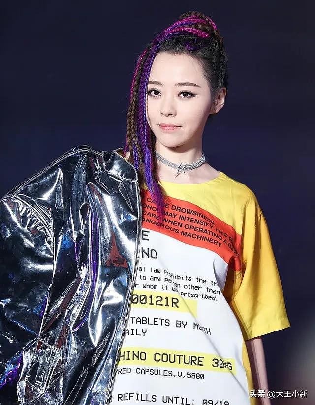 金丝眼镜扭腰热舞被批低俗！张靓颖霸气回怼：20年后还要穿渔网袜（组图） - 15