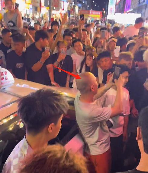 长春男子当街跪拜外国人,遭围堵怒骂!路人透露内情(组图) - 11