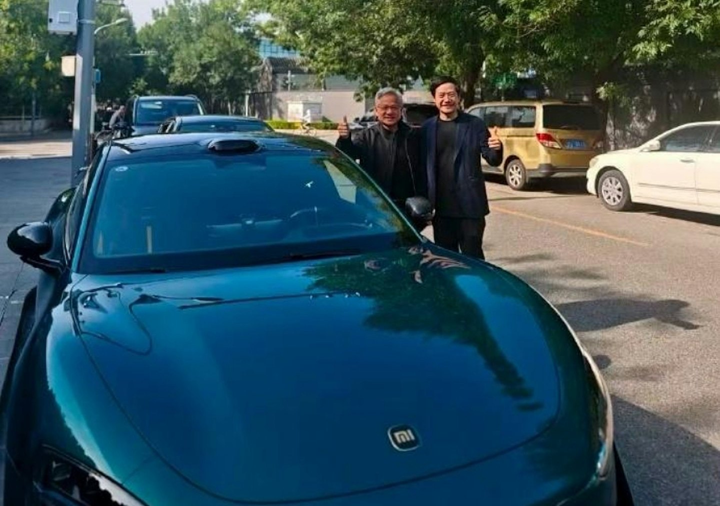 黄仁勋抵北京访问与雷军合照流出！35度大热天仍穿招牌黑皮褛（组图） - 3