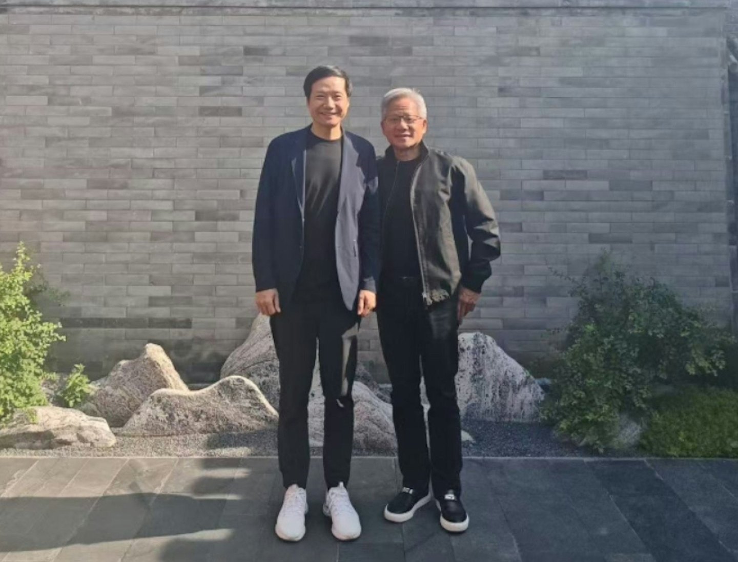 黄仁勋抵北京访问与雷军合照流出！35度大热天仍穿招牌黑皮褛（组图） - 2