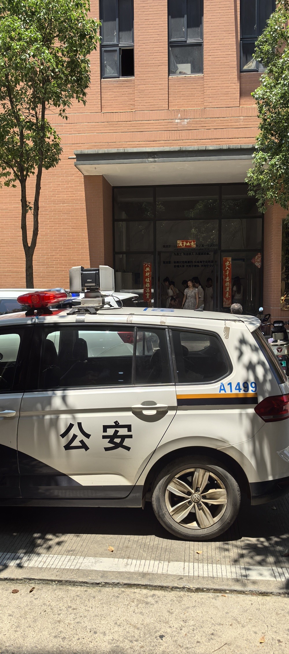 消费者称买到不达标电缆，公司负责人推搡记者砸坏摄像机，警方已介入（组图） - 3
