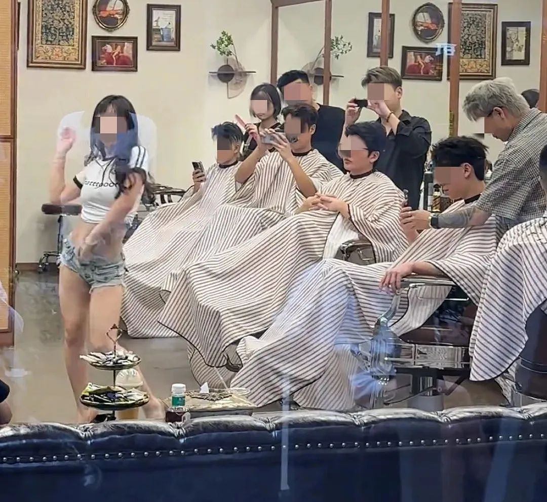 南京 “红姐” 事件后又出“性感理发店”？女生穿超短裙跳舞全网开眼...（组图） - 1