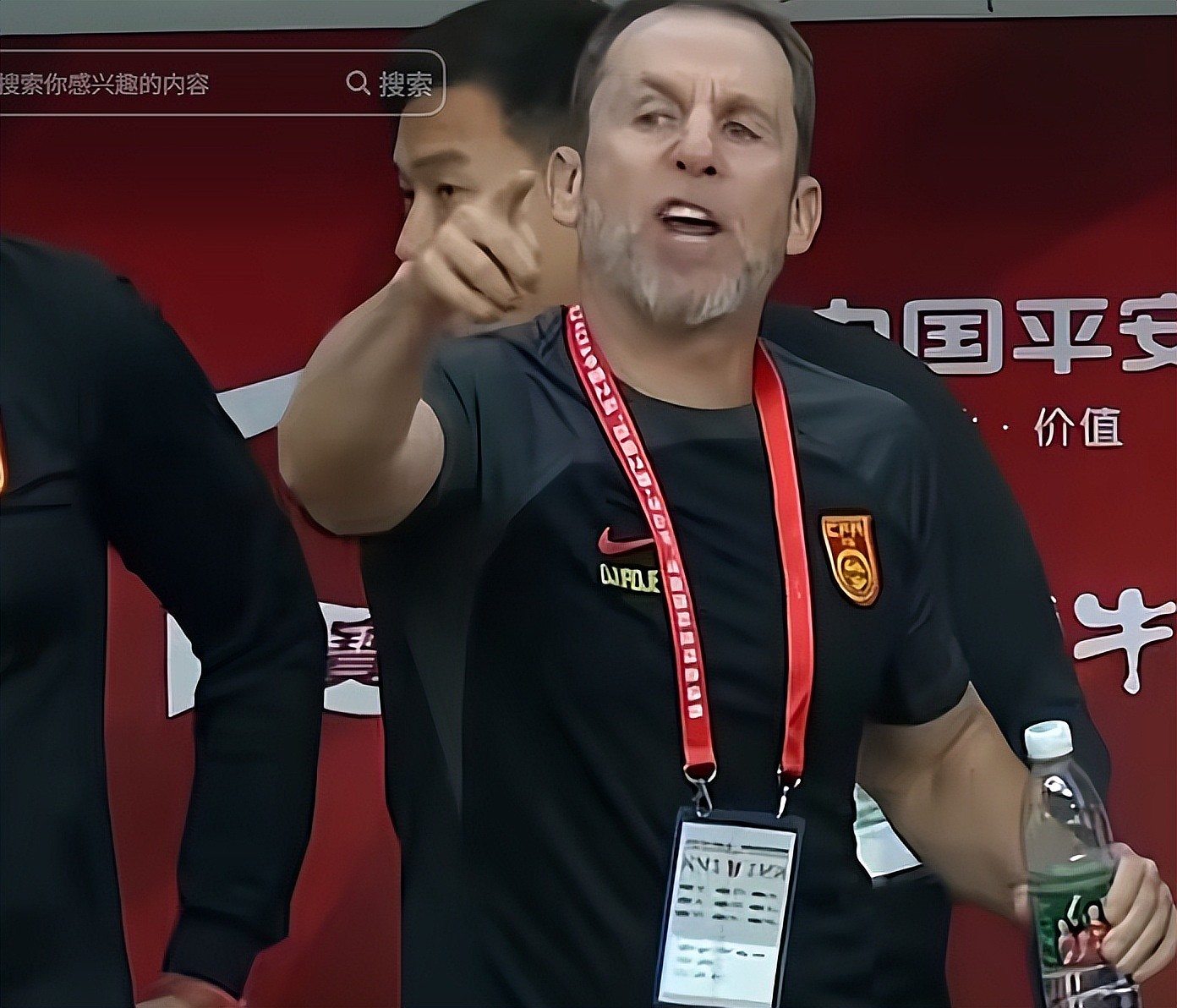 中国国足和香港队爆发冲突！王钰栋挨巴掌被撞头部，30人混战成一团（视频/组图） - 12