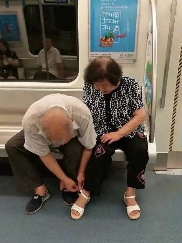 【爆笑】男朋友出差发来的酒店照片正常么？？网友傻眼：一个人用那么多纸巾？（组图） - 17