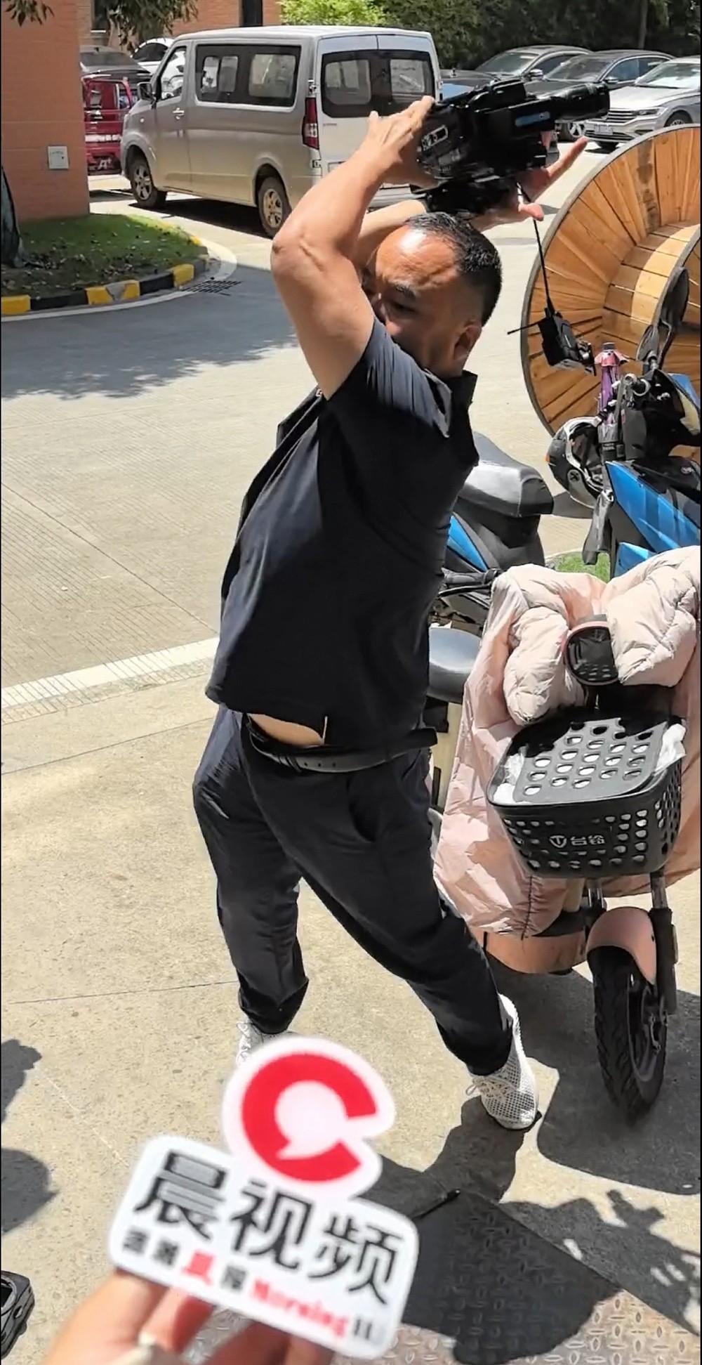 消费者称买到不达标电缆，公司负责人推搡记者砸坏摄像机，警方已介入（组图） - 1